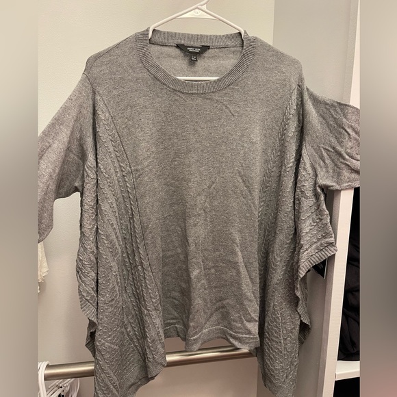 Brand new Vera Wang sweater/poncho. Lightweight. Size S-M (fits oversized). - Picture 3 of 6